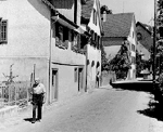 Adolf Dietrich vor seinem Haus Berlingen am Untersee
