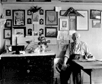Adolf Dietrich am Tisch im Wohnzimmer